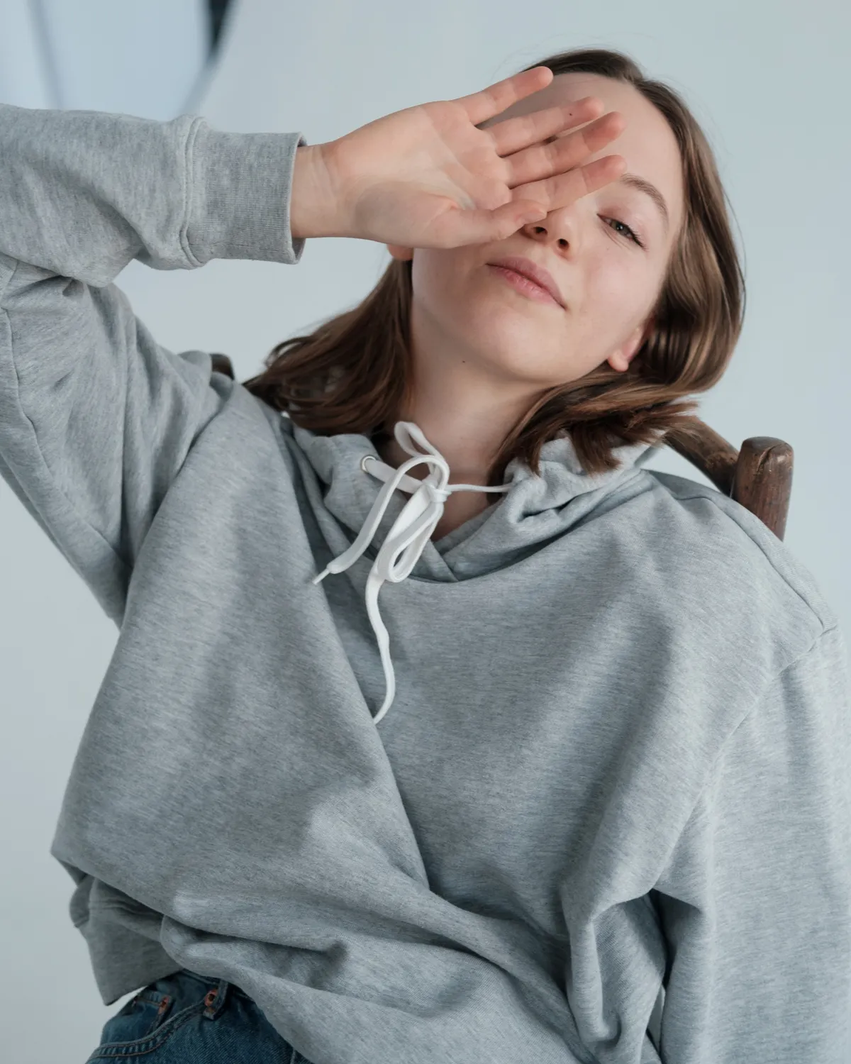 Mujer con buzo AVA gris melange